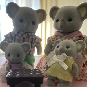 Calico critters 10 pieces total